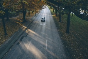 汽车行驶的公路风景摄影图片