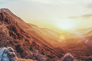 户外运动山顶主图背景素材