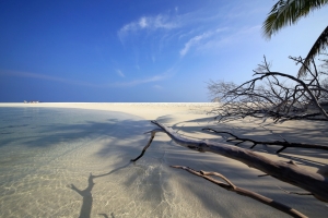 马尔代夫 海滩 蓝天 4K风景壁纸