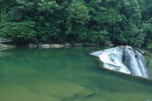 唯美的青山流水风景