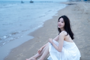 白色裙子美女 海边 海滩 iPad平板壁纸