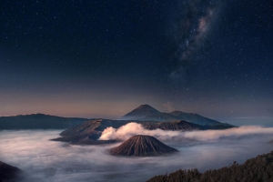 黑色天空梦幻云雾山峰