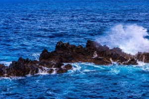 大海 飞溅 波浪 石头 4k壁纸 3840x2160