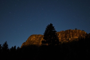 树 岩石 山 夜间 4k壁纸 3840x2160