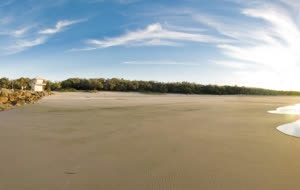 沙滩水泊海报背景