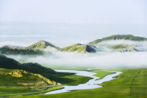 云层弥漫大草原海报背景