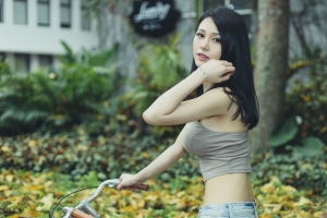 单车 可爱性感美女4K壁纸