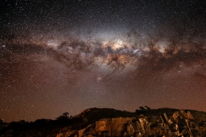 星空 岩石 银河 星系 银河系 星星 4K壁纸