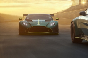 《阿斯顿马丁 Aston Martin Vantage AMR GT3》3840x1080双屏壁纸