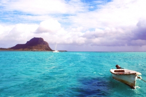 蓝色海面小船海报背景