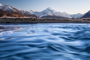 蓝天白云雪山湖水