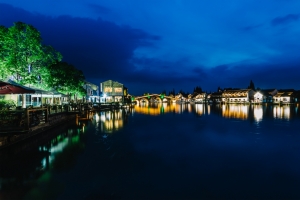 江南水乡古镇朱家角夜景图片