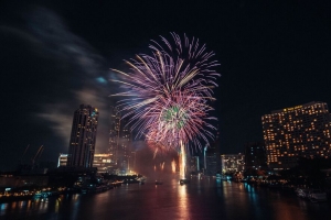 烟花 爆炸 火花 城市 水 节日 4k壁纸 3840x2160