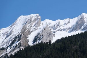 山脉 浮雕 雪 斜坡 树木 景观 4k壁纸 3840x2160