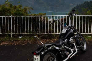 哈雷戴维森 摩托车 自行车 黑色 停车场 山区 4k壁纸 3840x2160