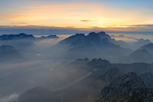 黄昏群山背景图