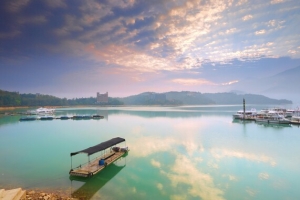 平静绿色湖面邮轮海报背景