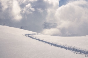 雪 路径 斜坡 山丘 4k壁纸 3840x2160