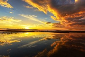 海上日出 海边 美丽的云 微软windows10主题风景4k高清壁纸