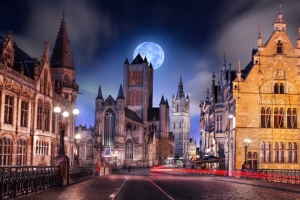 蓝天月亮欧洲建筑