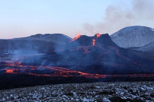 火山 熔岩 喷发 烟雾 自然 4k壁纸 3840x2160