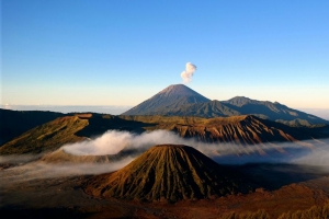 火山 山脉 山峰 烟雾 4k壁纸 3840x2160