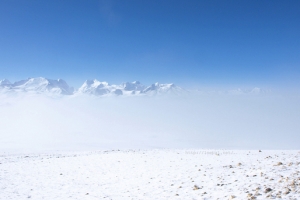 蓝色天空地面雪山高清摄影