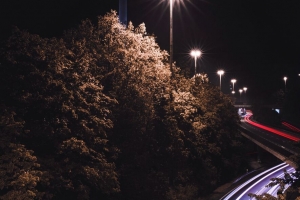 道路 夜晚 灯光 城市 深色 4k壁纸 3840x2160