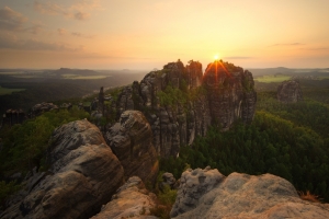 山 树林 石头 高处 夕阳日落风景4k壁纸