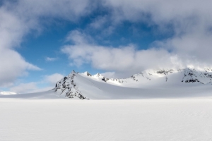 雪山高峰白云风景摄影图片