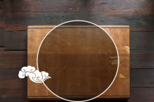 棕色木板上的餐具H5素材背景