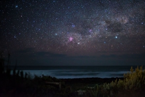 银河 夜 河 岸 草 4k壁纸 3840x2160