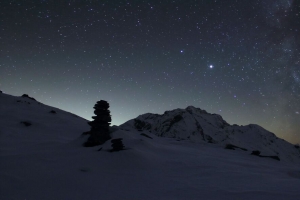 山 夜 雪 星空 深色 4k壁纸 3840x2160