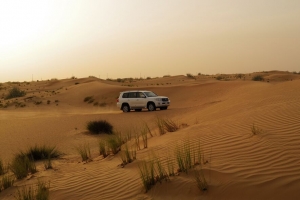汽车 suv 白色 沙漠 沙子 4k壁纸 3840x2160