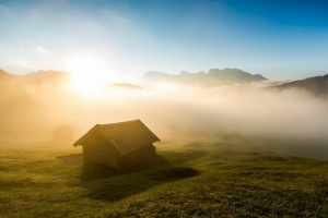 早晨的雾小木屋草地风景图片